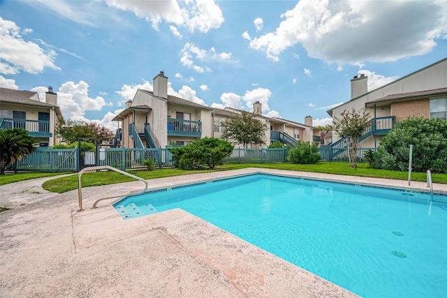 view of pool featuring a yard