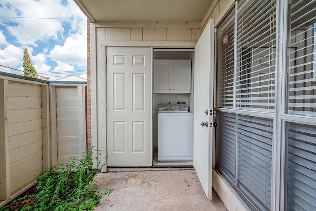 doorway to property with washer / dryer