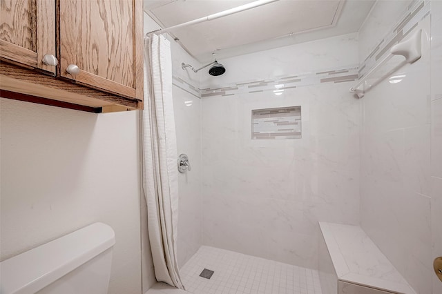 bathroom featuring a shower with curtain and toilet