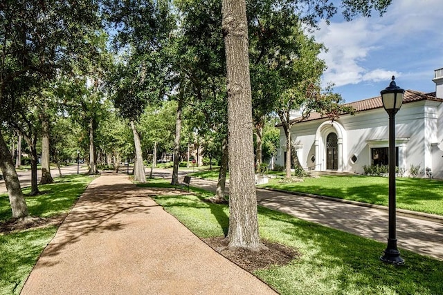 view of home's community featuring a yard