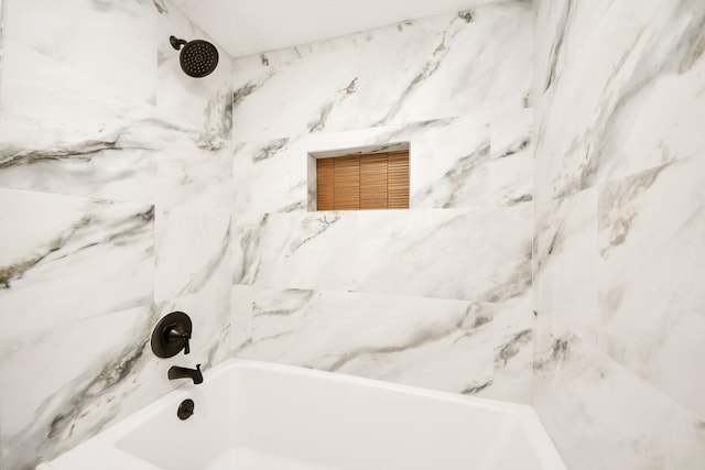 bathroom with tiled shower / bath