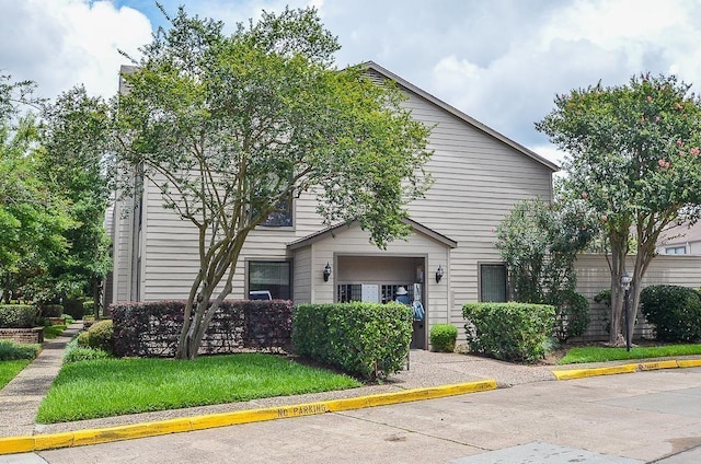 view of front of property featuring a front lawn