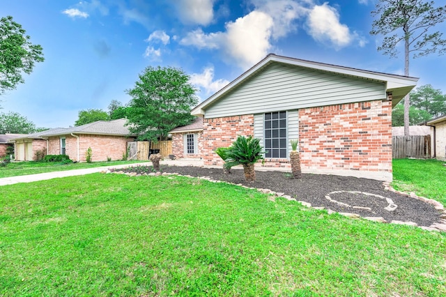 view of front of house featuring a front yard