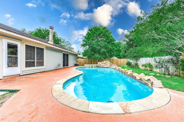 view of pool with pool water feature