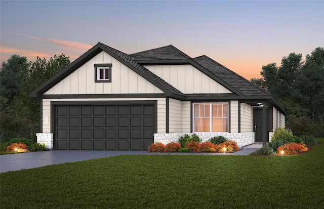 view of front of home featuring a yard and a garage