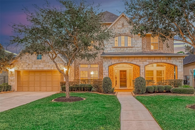 view of front of home featuring a lawn