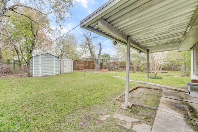 view of yard featuring a shed