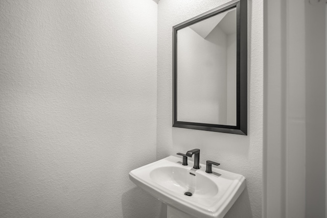 bathroom featuring sink