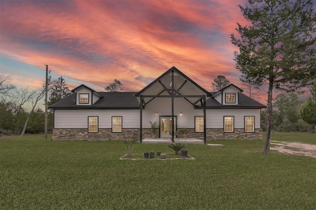 view of front facade featuring a lawn