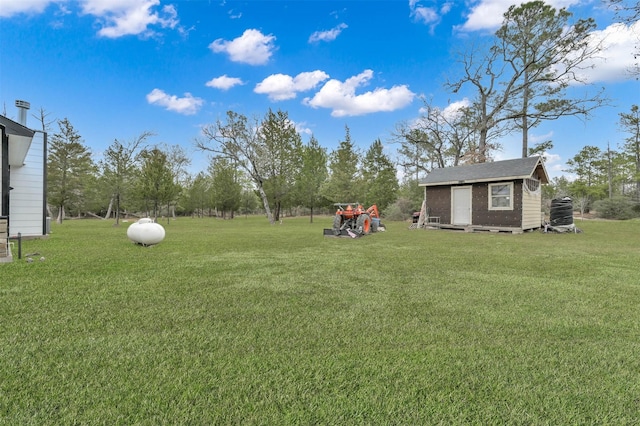 view of yard featuring a shed