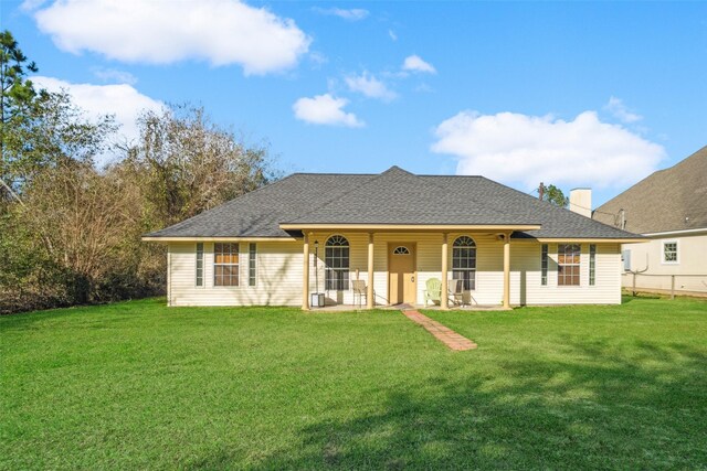 view of front of house featuring a front lawn