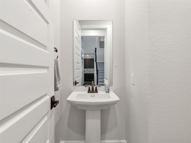 1412 River Point Dr, Friendswood, TX 77546 - bathroom featuring a textured wall