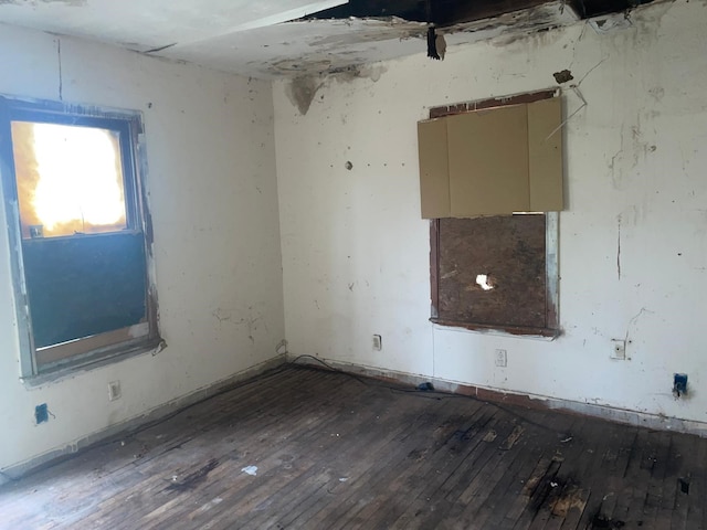 spare room featuring dark wood-type flooring