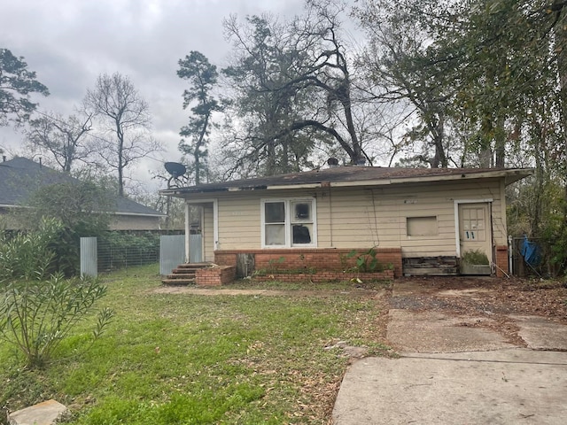 view of front facade featuring a front yard