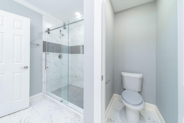 bathroom with toilet, a shower with shower door, and crown molding