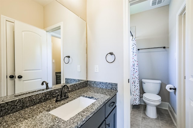 bathroom with a shower with curtain, vanity, and toilet