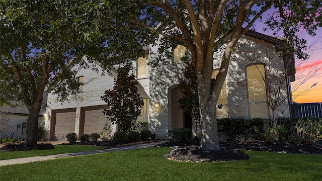 view of front facade featuring a yard