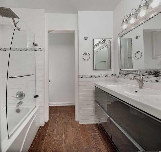 bathroom featuring vanity and tiled shower / bath