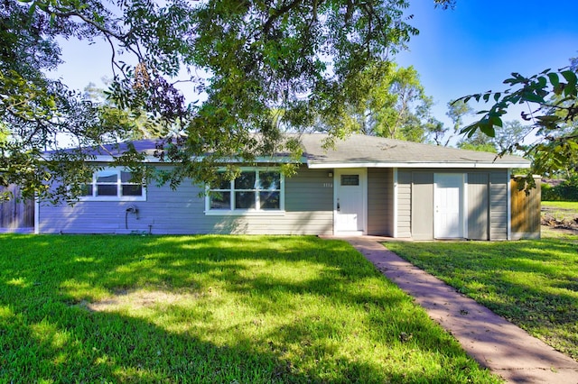 single story home with a front lawn