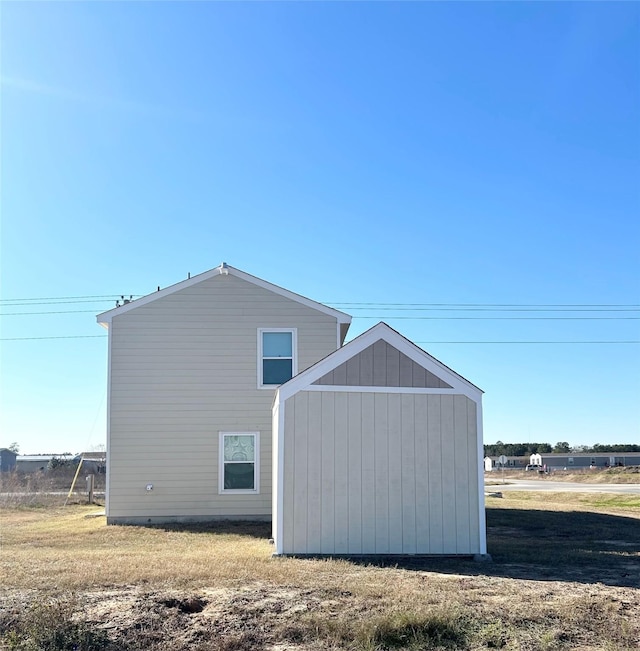 view of side of property featuring a lawn