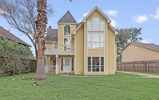 view of front facade featuring a front yard, a porch, and a balcony