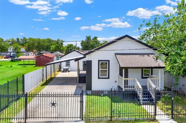 view of front of property featuring a front lawn