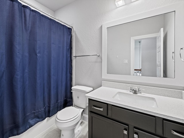 full bath featuring a textured wall, shower / bath combo with shower curtain, vanity, and toilet