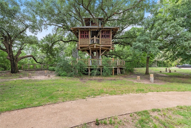 view of front of property featuring a front lawn