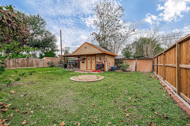 view of yard featuring an outdoor structure