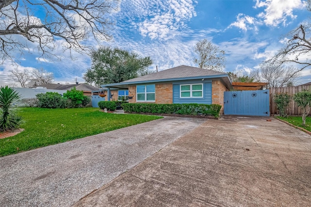 ranch-style home featuring a front lawn