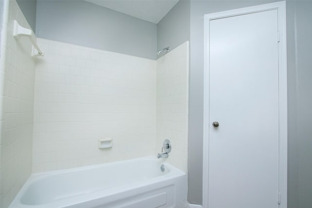 bathroom with tub / shower combination