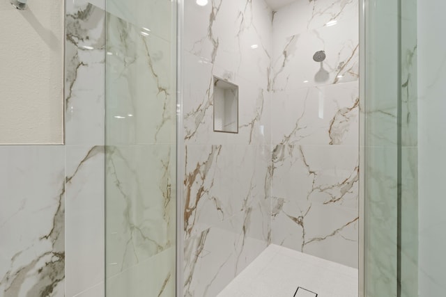 bathroom featuring tiled shower