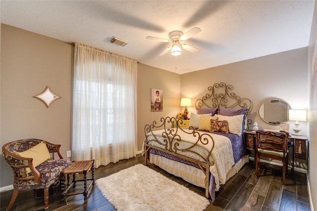 bedroom featuring ceiling fan and a textured ceiling