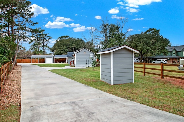 view of yard featuring a storage shed