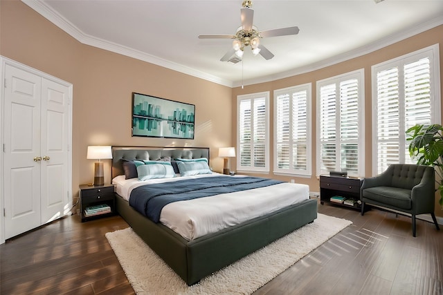 bedroom featuring ceiling fan, dark hardwood / wood-style flooring, crown molding, and a closet