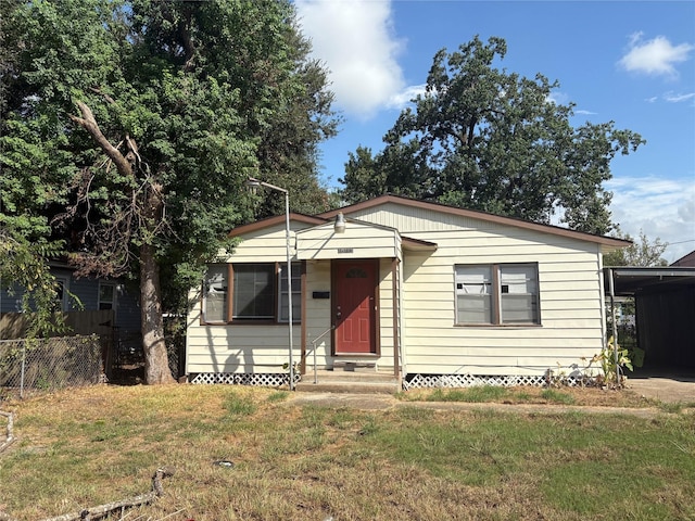 view of front of property featuring a front lawn