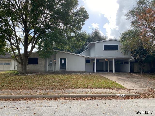 view of front of house featuring a front yard and a carport