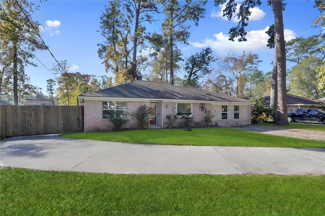 ranch-style house featuring a front lawn