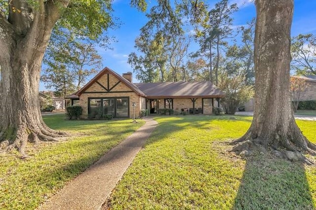 view of front of home featuring a front lawn