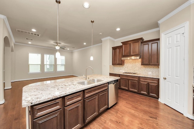 kitchen featuring hardwood / wood-style floors, sink, ceiling fan, an island with sink, and stainless steel appliances