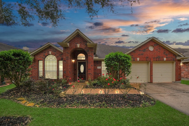 view of front property featuring a yard and a garage