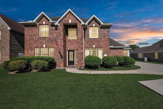 view of front of property featuring a lawn