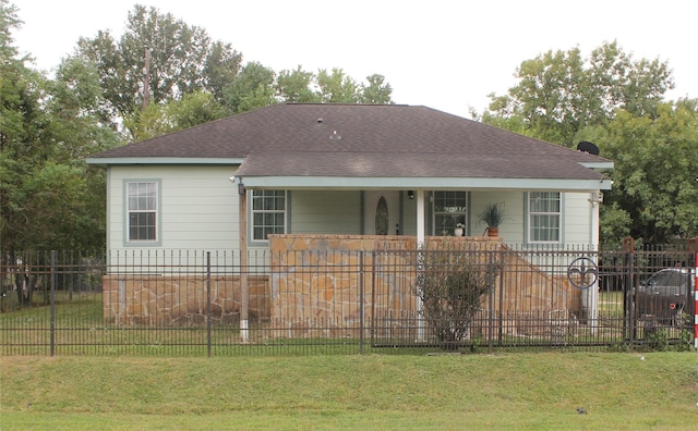 view of front of home with covered porch and a front lawn