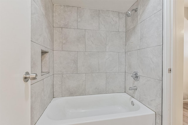 bathroom featuring tiled shower / bath