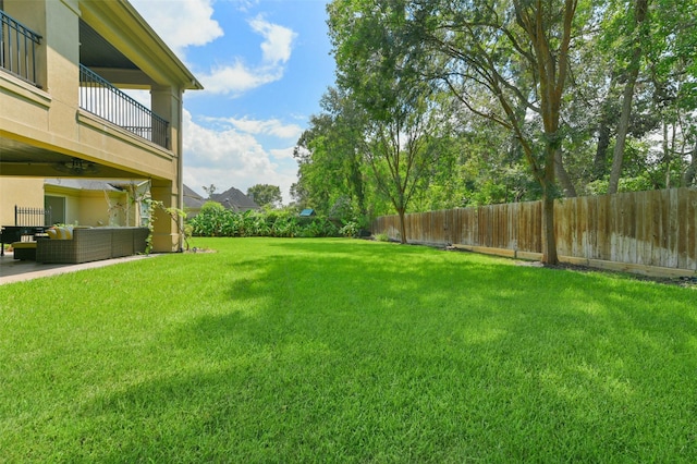 view of yard featuring outdoor lounge area