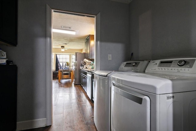 clothes washing area with ceiling fan, hardwood / wood-style floors, a textured ceiling, and independent washer and dryer