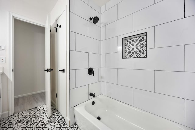 bathroom featuring tiled shower / bath