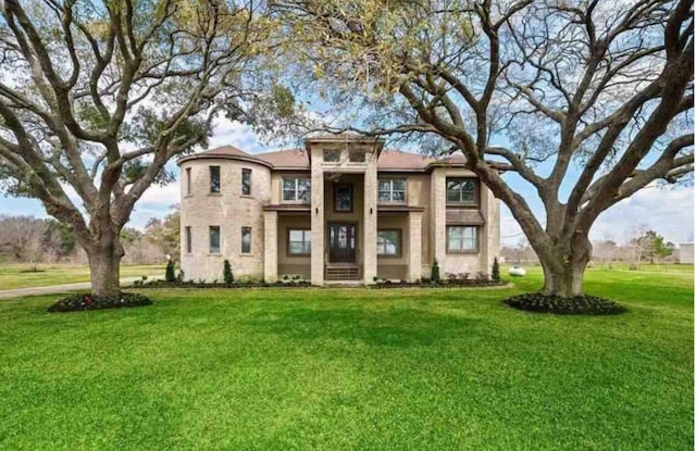 view of front of property featuring a front yard