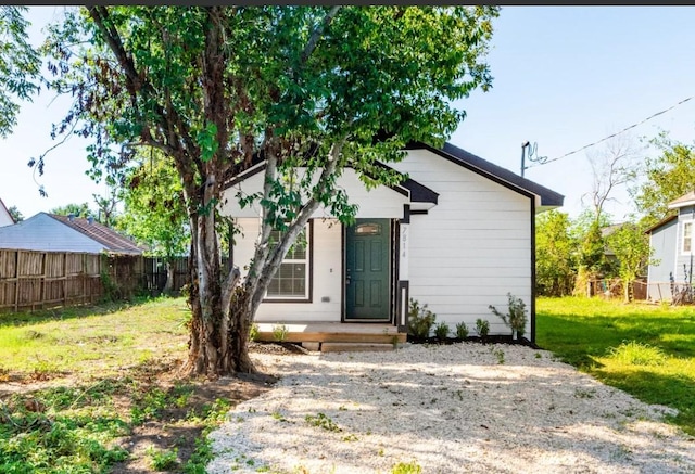 view of front of property featuring a front yard