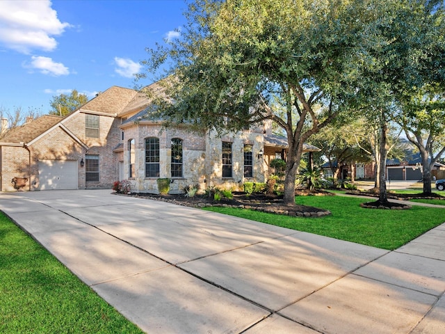 view of front of property featuring a front lawn